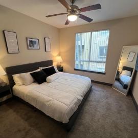 Luxury Modern Condo 3-min from Six Flags w/PS5, 1GB Fast Wi-fi Kingbed, hotel in Santa Clarita