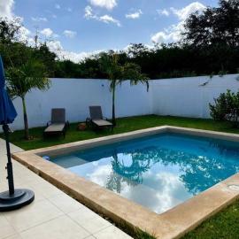Residencia con ALBERCA y JARDÍN privado، فندق في Cholul