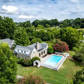 Tranquil Mountain Escape Luxurious 5-Bedroom Farmhouse with Pool โรงแรมในแมรีวิลล์