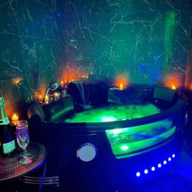 Love Room Le Baroque / Jacuzzi / Sauna