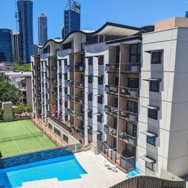 City & lakeside with free secure allocated parking, pool, gym & tennis court, only 15 mins walk into the City