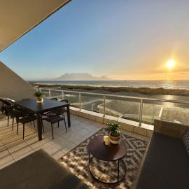 Happy Dolphin - Luxury 3BR Sea View Apartment-Newly Renovated