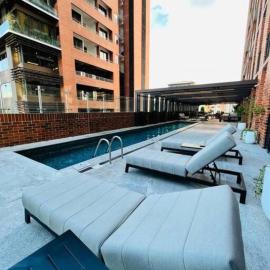 Napoles 2BR Zona 10 Luxury Suite - AC, Pool, Gym & View, מלון בגואטמלה