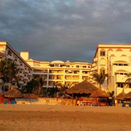 Maz4you Beachfront Condo, hotel in Mazatlán