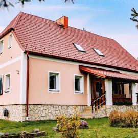 Retreat House Prameny Spacious Garden, Hotel in Prameny