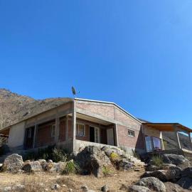 Casa en la montaña con gran vista al valle y lago