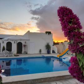 Encanto getaway - Families & couples only, hotel in ‘Ezbet Sharikât Wardan