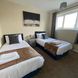 Stunning 3 bedrooms house with Garden and Free Parking