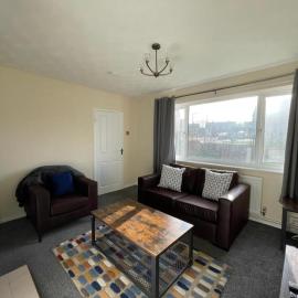 Stunning 3 bedrooms house with Garden and Free Parking, Hotel in Barnsley