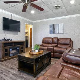 Amazing Cottage - Located on Blue Mile - Close to GSU!, hotel in Statesboro