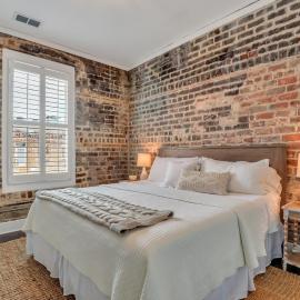 Broughton Street Bungalow - Steps to Everything, hotel u gradu Savana