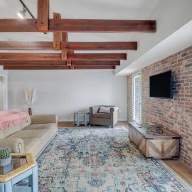Eagle Creek Loft - Close to Shops Food GSU, hotel in Statesboro
