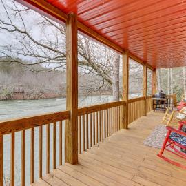 'Toccoa Waterfront Hideaway:' Hot Tub & Fire Pit!, Hotel in Mineral Bluff
