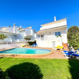 Vilamoura Brightness Villa With Pool by Homing, hotel in Vilamoura