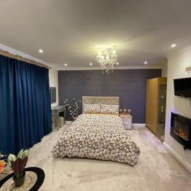 Beautiful place to live near Heathrow Windsor Legoland & Free Parking Onsite、バーナムのホテル