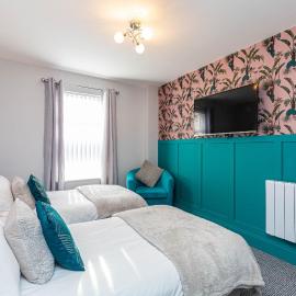 Beachfront Apartment 3 Bedrooms Sleeps 7 - Gateway to the Lake District - Newly Refurbished