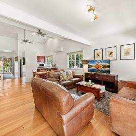 Corinda Cottage - 4 bedroom pet friendly five minute walk to town and Ovens River., hotel a Bright