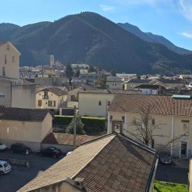 Studio avec balcon et vue panoramique sur le Cousson proche Thermes, hotel em Digne-Les-Bains