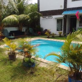 First floor apartment with view and balcony and with charming pool near sandy beach and commerces
