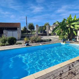 Gîtes de 2 à 11 personnes au Domaine d'USSON, hotelli kohteessa Échebrune