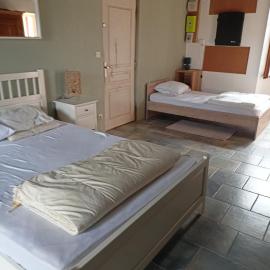 Chambre triple, hotel din Thorigné-sur-Dué