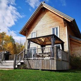 CHALET RIVIÈRE ETCHEMINS, Un endroit unique、Sainte-Germaine-du-Lac-Etcheminのホテル