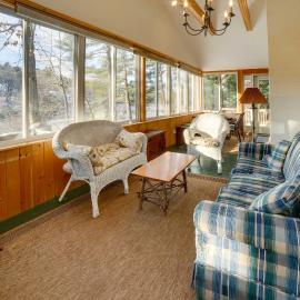 Lakefront Bradford Cottage w/ Dock, Near Skiing!: Bradford şehrinde bir otel