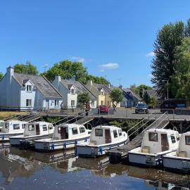 Leitrim Quay - Riverside Cottage 1, hotel en Leitrim