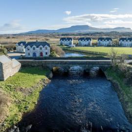 Fishermans Cottage Stunning Two Bedroom with Views close to town