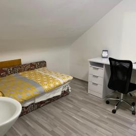 1 WG Zimmer im Dachgeschoss in 70839 Gerlingen, hotel i Gerlingen