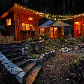 Magical Yurt in the woods - 2 miles from town