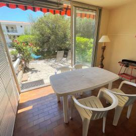 Bord de plage, rez de jardin,5/7 personnes...WIFI โรงแรมในSaint-Elme