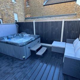 Broadway Beach Terrace with Private Hot Tub & free parking โรงแรมในเคนท์