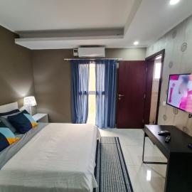 Guest House Sleeps 14 with Terrace, hotel di Luanda