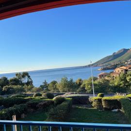 Magnifique vue mer dans une résidence avec piscine, hotel in Théoule-sur-Mer