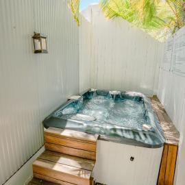 Private Outdoor Spa, Fire Pit, Cinema Room - THE COTTAGE COOLUM BEACH, hotel a Coolum Beach