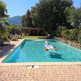 MAISON DE CARACTERE AVEC PISCINE, Hotel in Sartène