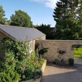 Charming Cottage surrounded by Idyllic garden in peaceful location in central Charlbury, hotel a Charlbury