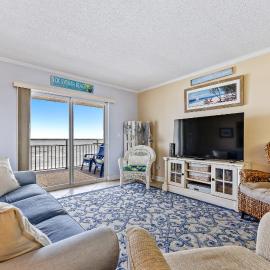 NEW Sugar Sands at Sea Coast Gardens III 502: Your Vibrant Updated 22 Oceanfront Haven, hotelli kohteessa Edgewater