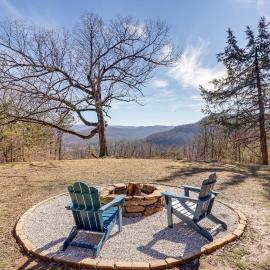Jasper Cabin w/ Fire Pit, Grill & Mountain Views!, hotel u gradu Jasper