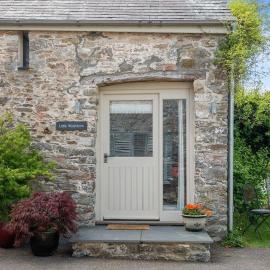 Luxury self-contained cottage for two with hot tub