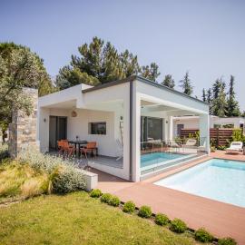 4 Roses Pool Villas – hotel w mieście Litochoro