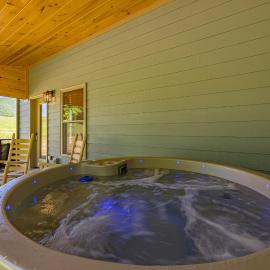 Happy Hideout, country livin with great mountain views, hot tub, arcades, fire pit, pets ok with fee