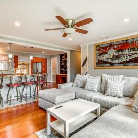 Spacious Home w/ Tranquil Patio ~ 29 Mi to DC!, hotel v mestu Severn