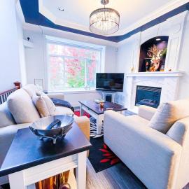 Spacious Family Oasis Minutes From Downtown Metrotown، فندق في برنابي