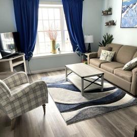WOW-New Ski OnOff Suite By Pool Sleeps 4 Jiminy Pk, Hotel in Hancock