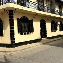 Independent room on Island in colonial house with private entrance, hotel v destinaci Saint-Louis