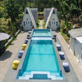 Costas De Liwa Bar & Beach Resort, хотел в Zambales