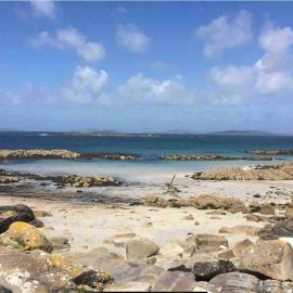 Drop Anchor House, Spacious 3 bedroom apartment, fabulous sea views – hotel w mieście Cleggan