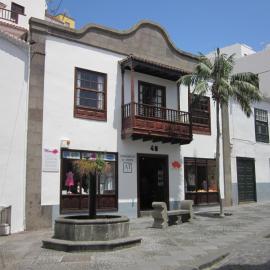 Apartamentos La Fuente, hotelli kohteessa Santa Cruz de la Palma